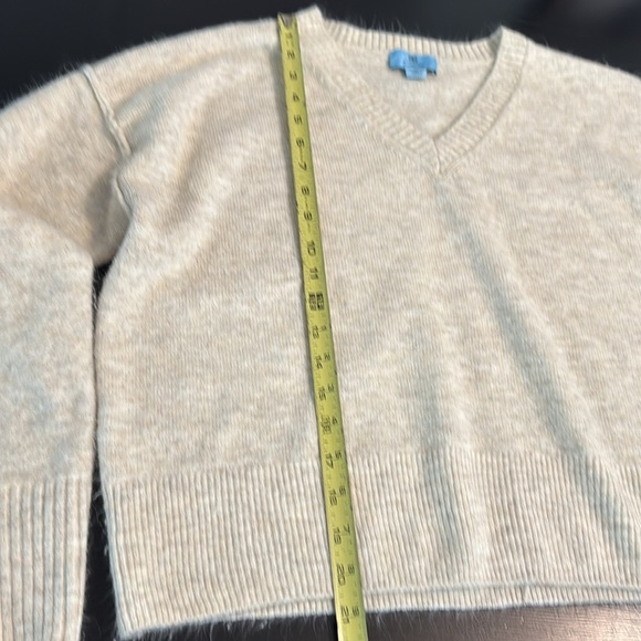 CeCe Cream V-Neck Sweater Soft Knit - Picture 3 of 7